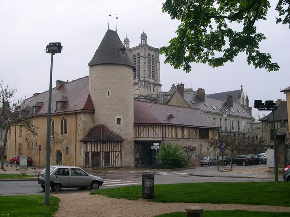  belle demeure avec jolie tour